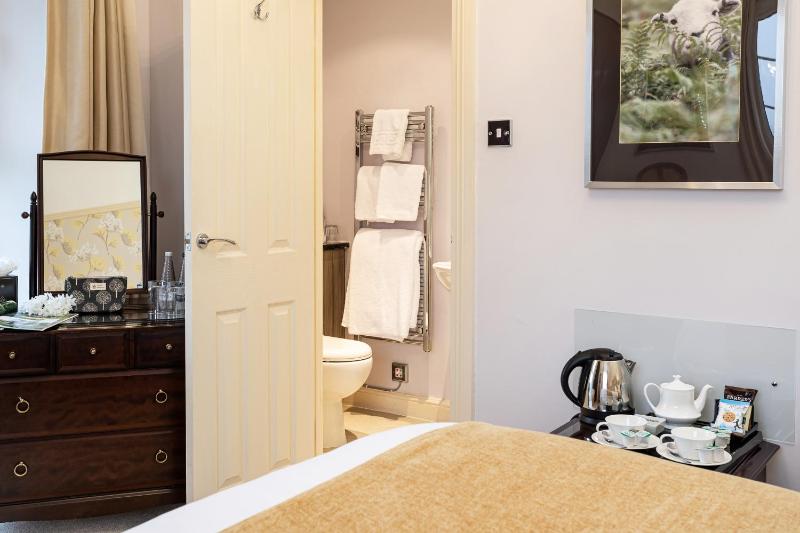Double Room with Lake View image 4