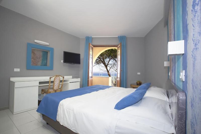 Superior Double Room image 3