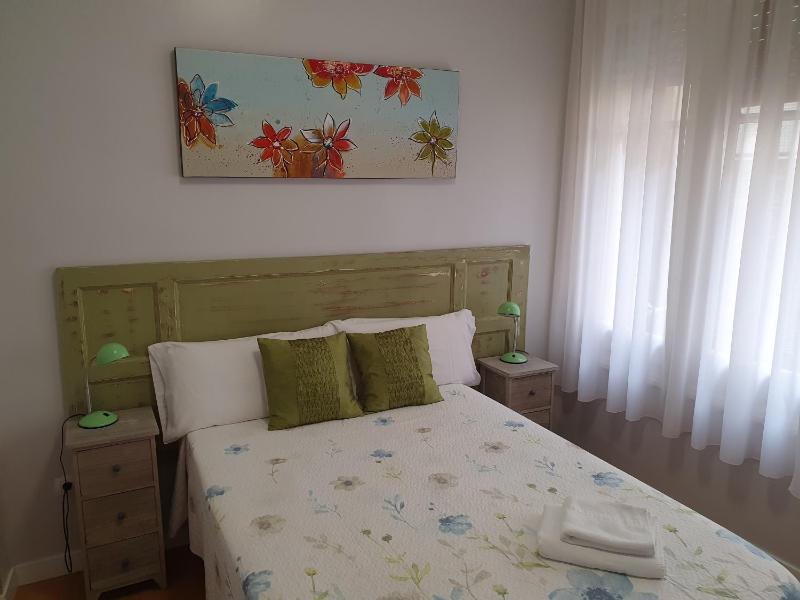 Single Room with Shared Bathroom image 1