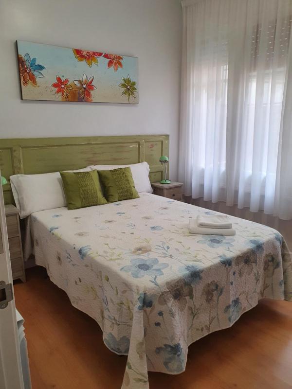 Single Room with Shared Bathroom image 4