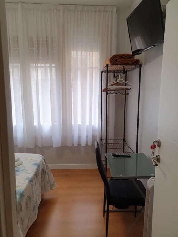 Single Room with Shared Bathroom image 3