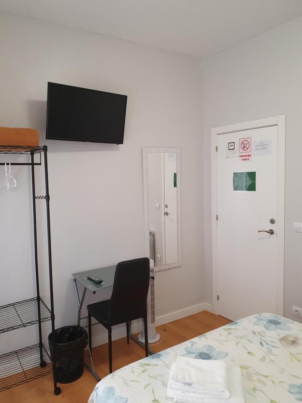 Single Room with Shared Bathroom image 2