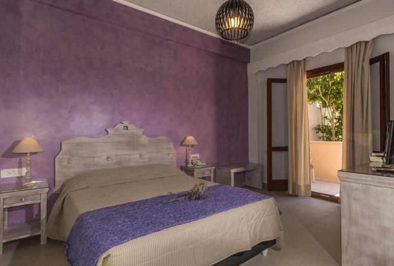 Double or Twin Room image 4