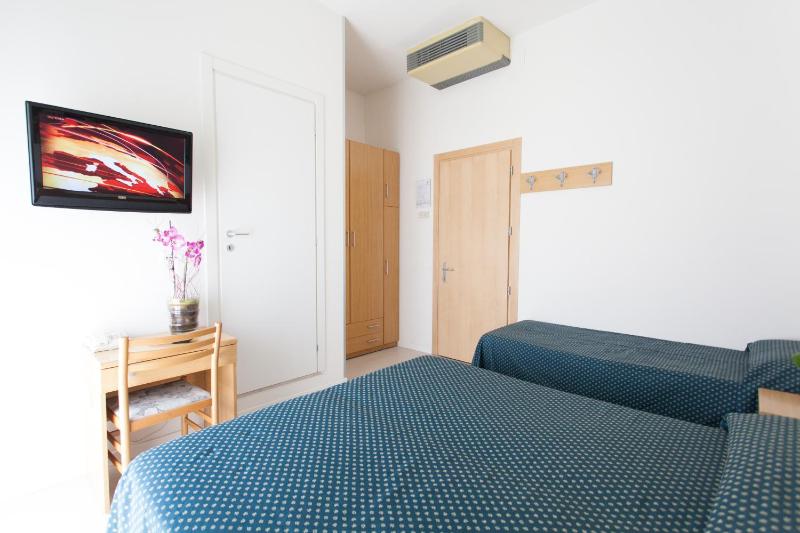 Standard Triple Room image 3