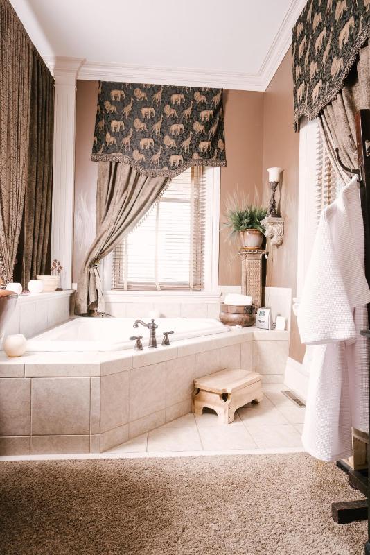 King Room with Spa Bath image 4