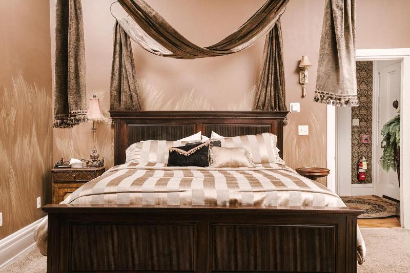 King Room with Spa Bath image 3