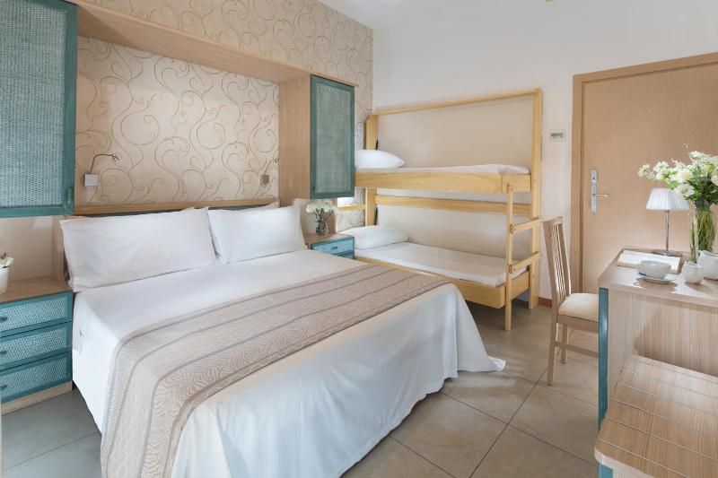 Standard Double Room image 3