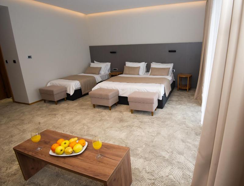 Deluxe Triple Room image 1