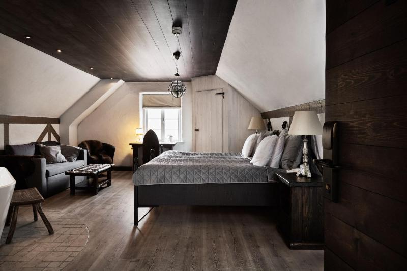 Deluxe Suite image 1