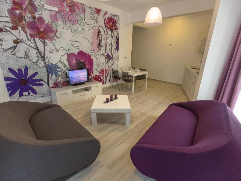 One-Bedroom Apartment with Balcony and Garden View image 3