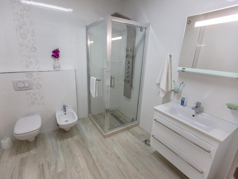 One-Bedroom Apartment with Balcony and Sea View image 4