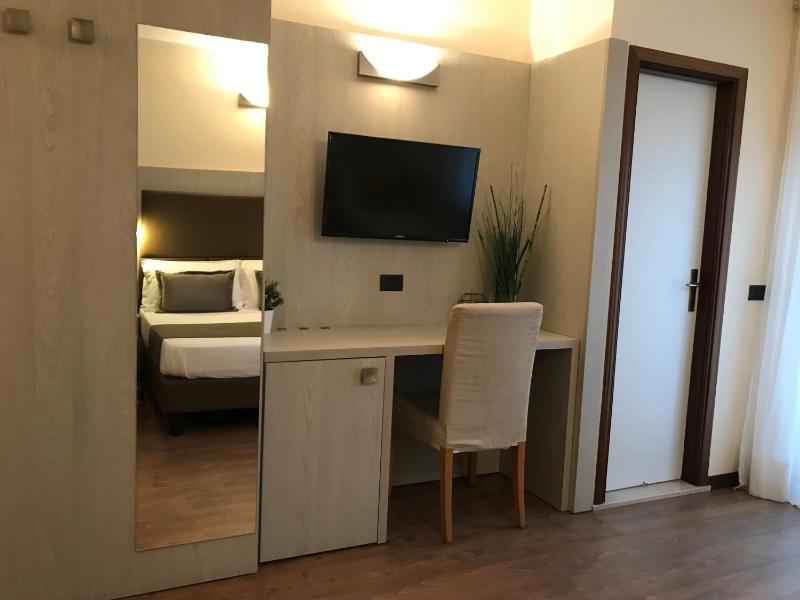 Superior Quadruple Room image 3