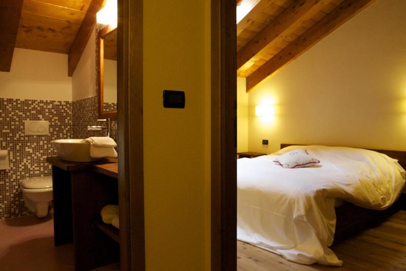 One-Bedroom Apartment - Split Level image 4