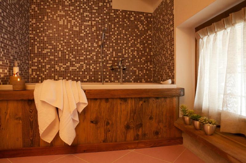 One-Bedroom Apartment - Split Level image 3