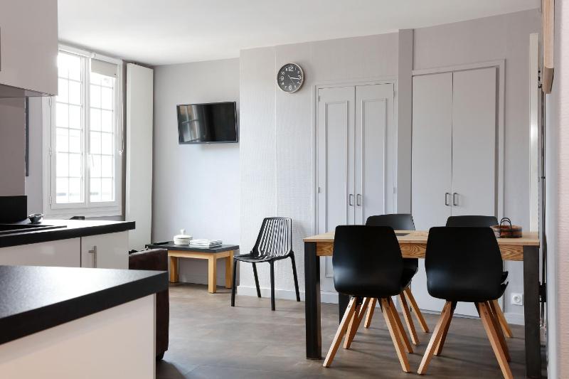 One-Bedroom Apartment image 3