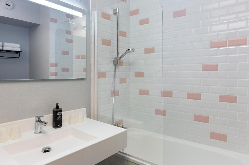 Standard Twin Room image 2