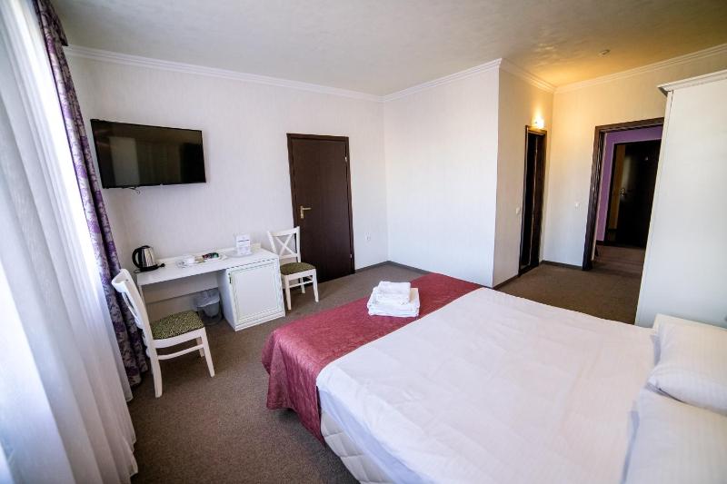 Quadruple Room with Private Bathroom image 3