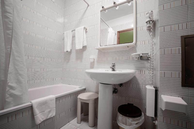 Double or Twin Room image 3