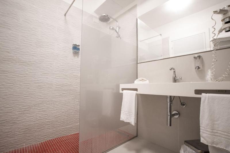 Superior Triple Room image 3