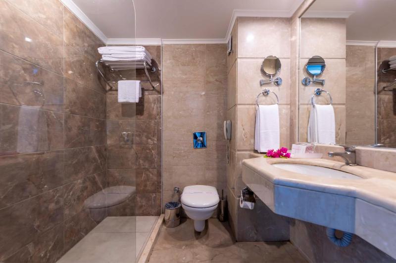 Standard Triple Room with Sea View image 2