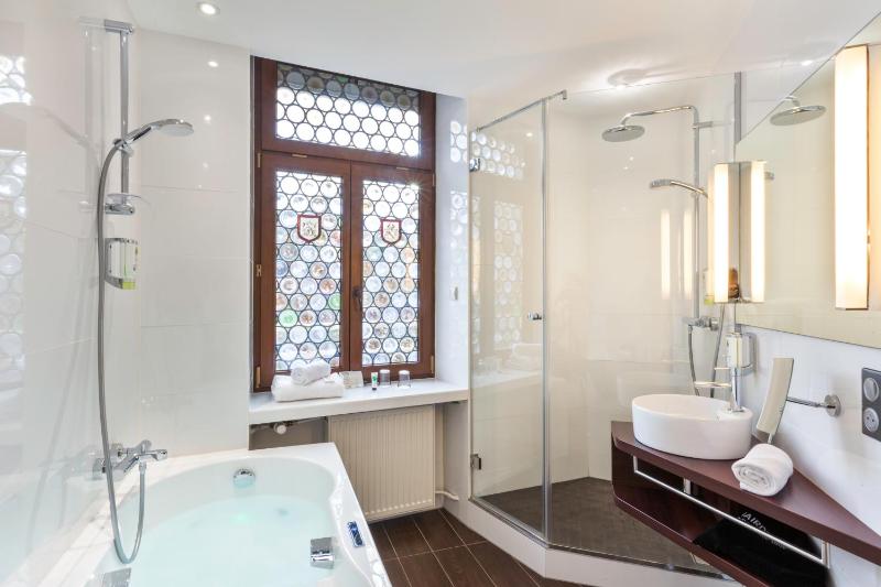 Signature Room with whirlpool bath image 1