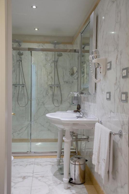 Junior Suite with Spa Bath image 4