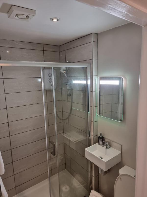 Single Room with Bathroom image 4