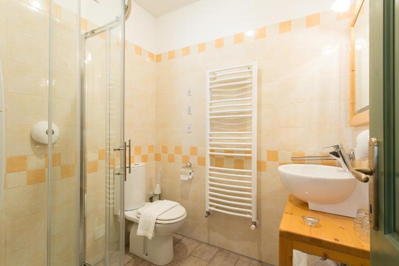Standard King Room image 4