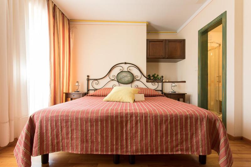 Standard King Room image 3