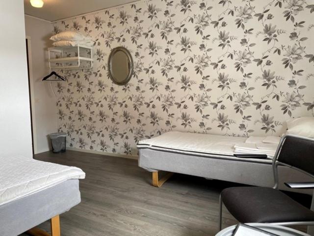 Economy Twin Room with Shower image 4