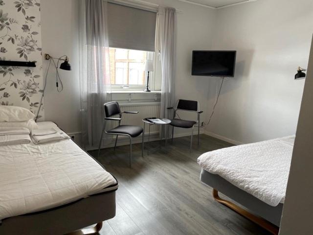 Economy Twin Room with Shower image 3