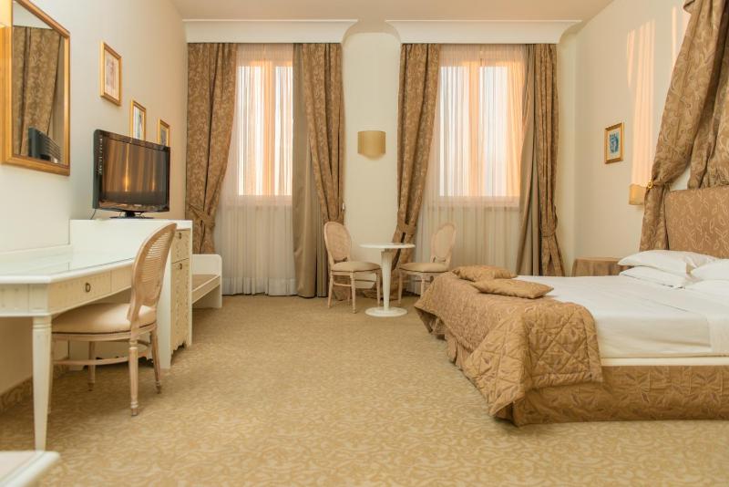 Deluxe Double or Twin Room with Sea View image 3