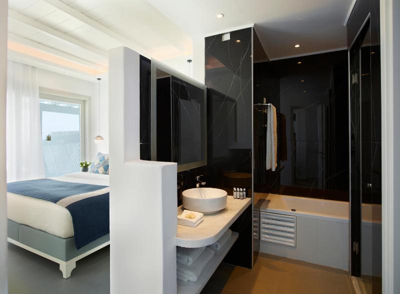 Grand Suite with Private Pool Sea View image 4