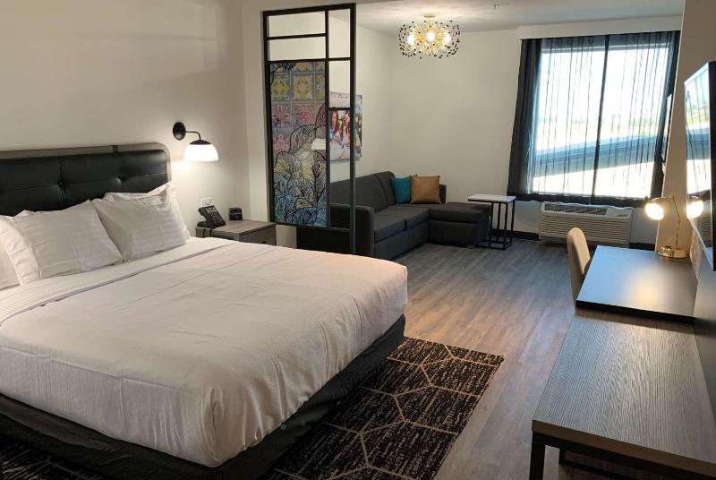 Deluxe King Room with Roll-In Shower -  Mobility Accessible/Non-Smoking image 3