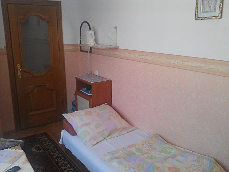 Twin Room with Shared Bathroom image 2