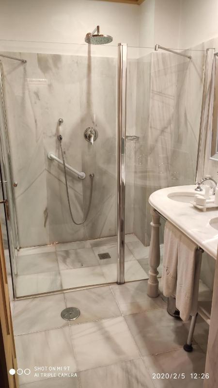 Classic Double Room image 3