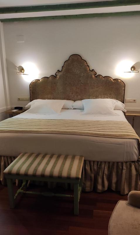 Classic Double Room image 1