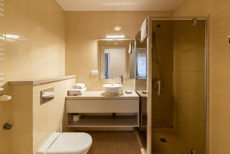 Deluxe Two-Bedroom Apartment image 3