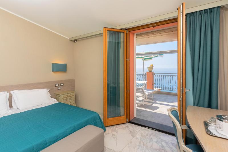 Junior Suite with Terrace and Sea View image 1
