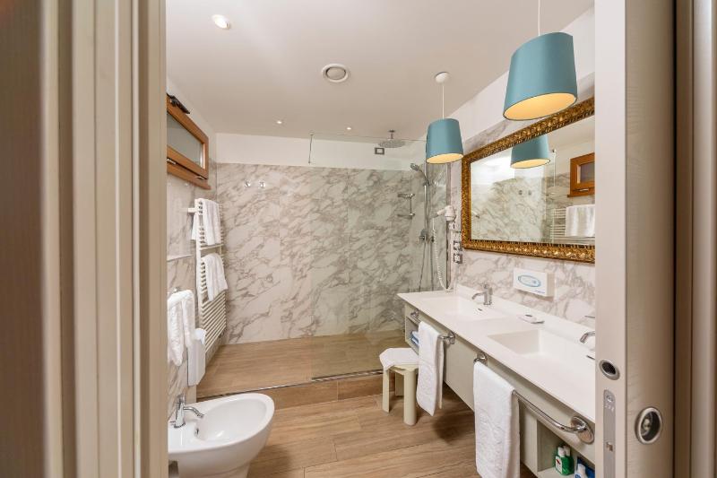 Junior Suite with Terrace and Sea View image 4
