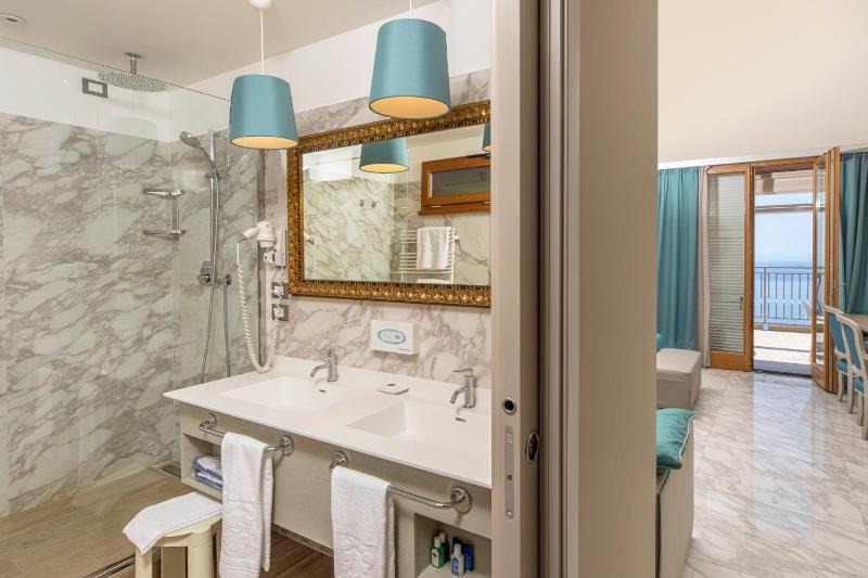 Junior Suite with Terrace and Sea View image 3