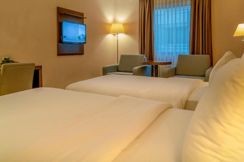 Deluxe Family Room image 2