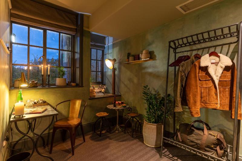 Deluxe King Room image 4
