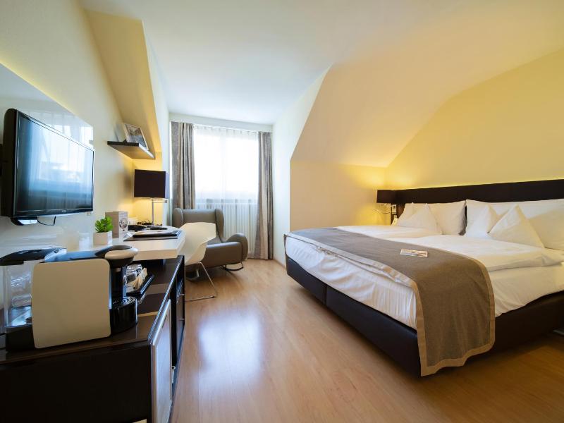 Standard Double or Twin Room image 4