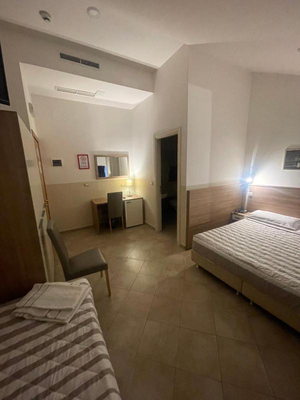 Classic Triple Room image 4