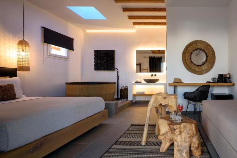 Suite with Hot Tub image 2