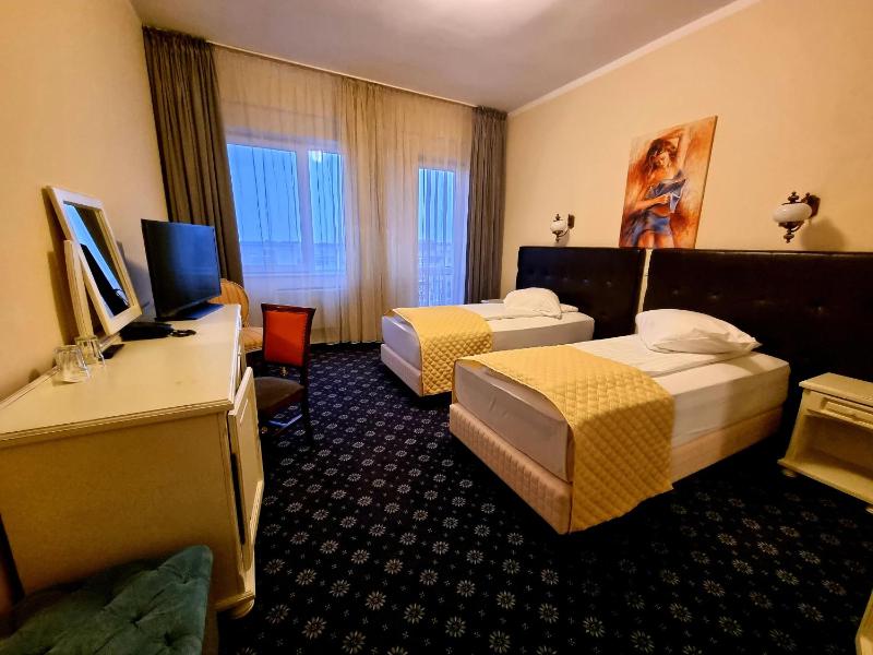 Twin Room image 4