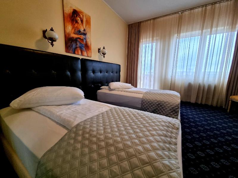 Twin Room image 3