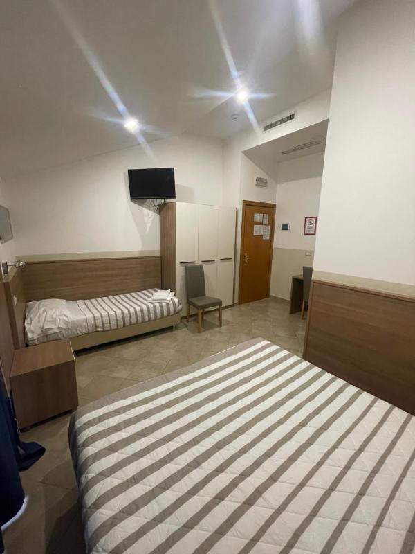 Classic Triple Room image 2