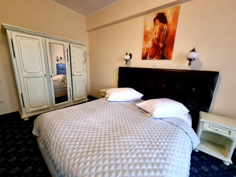 Double Room image 4